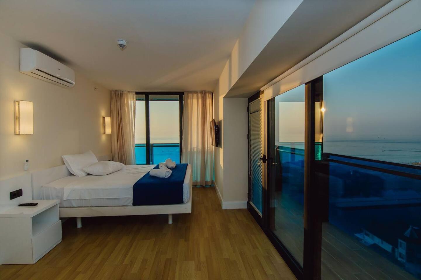 Luxury Orbi City Sea View Aparthotel 巴统 外观 照片