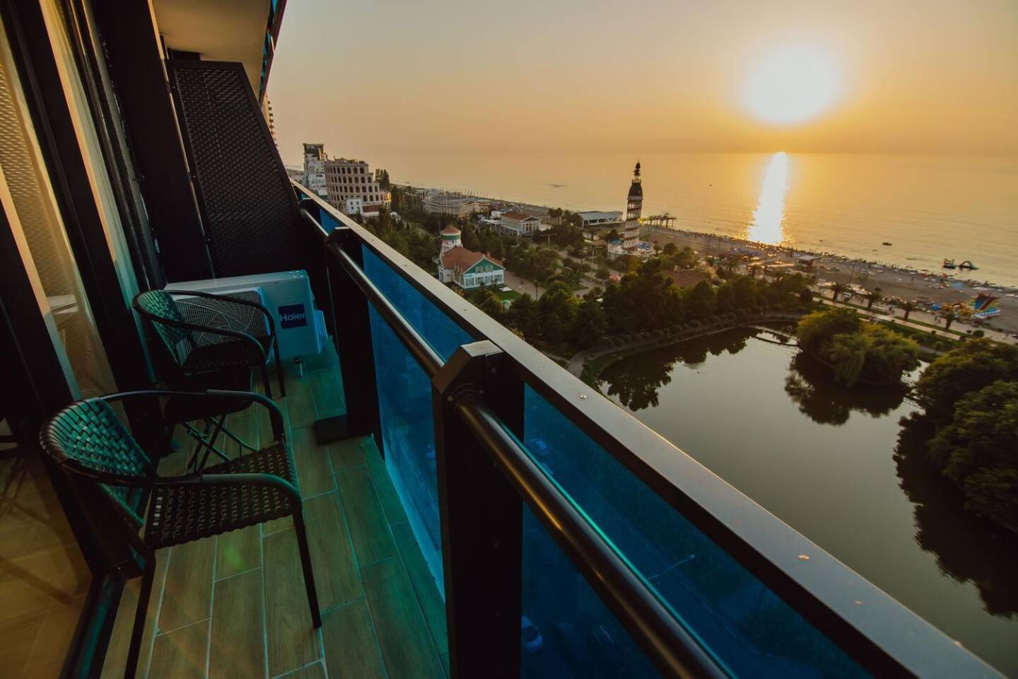 Luxury Orbi City Sea View Aparthotel 巴统 外观 照片