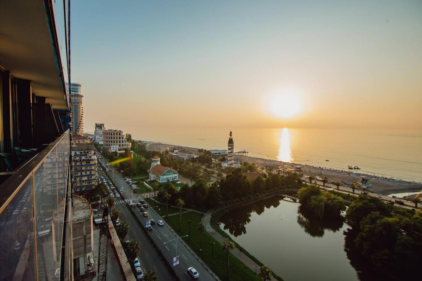Luxury Orbi City Sea View Aparthotel 巴统 外观 照片